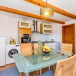 Вилла Ana With Jacuzzi & Swimming Pool Црес