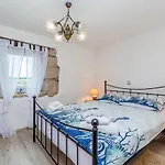 Ana With Jacuzzi & Swimming Pool Црес