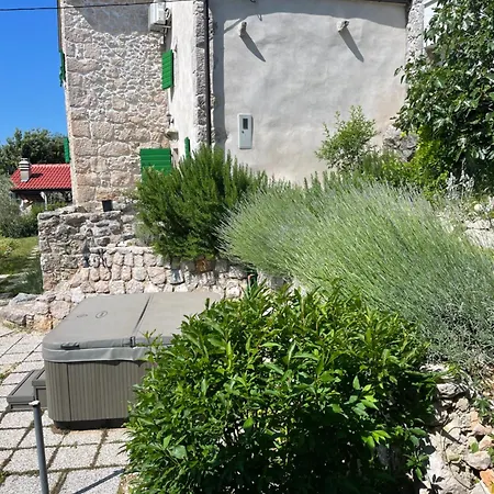 Вилла Ana With Jacuzzi & Swimming Pool Црес